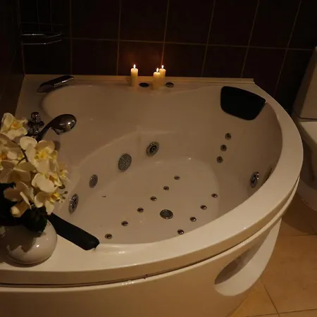 Daily At Liberty Square With Jacuzzi And Free Parking דירה *